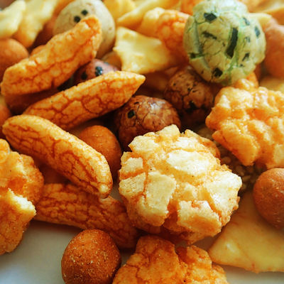 kopen De hete Cracker van de Verkooprijst met Met een laag bedekte de Rijstcrackers van Senbei van de Pinda Japanse Korrel Snacks Gemengde online manufacture
