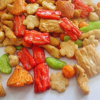 Goede prijs Van de Rijstcrackers van het tapiocazetmeel Japanse Gemengde Kleurrijke Gemengde Met laag vetgehalte online