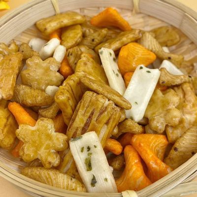 De veelvoudige van het de Crackerzeewier van de Vormenrijst Cracker van de de Mengelingsrijst Japanse