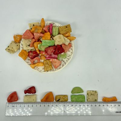 Goede prijs Krullerige gebakken lijmrijke rijst crackers met tapioca zetmeel Meerdere vormen 7,5 kg Bulk verpakking online